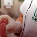 Entrega IMSS a dos bébés a familias equivocadas